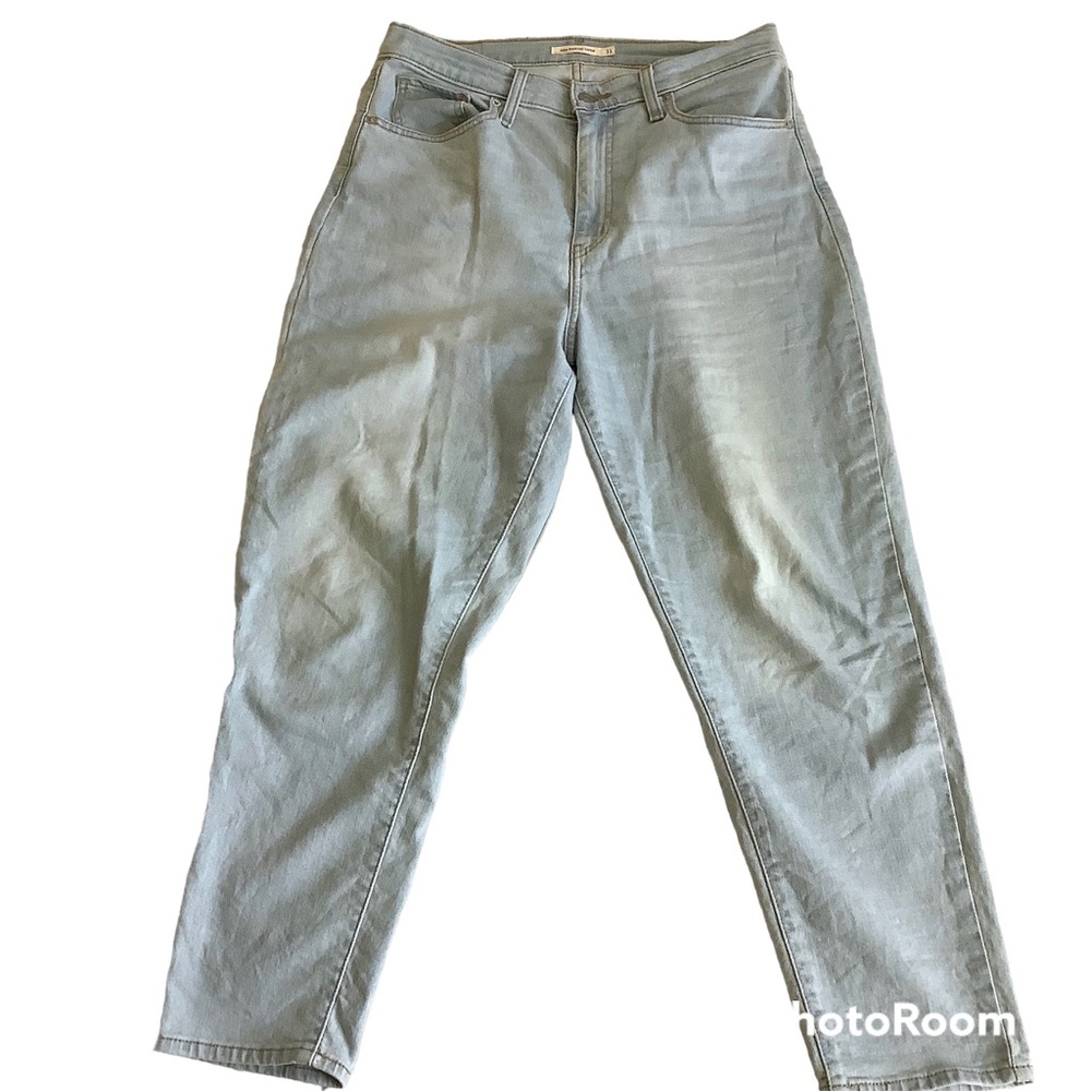 Levi's High Waisted Taper Women's Size 31 x 27 Light Wash Mom Jean